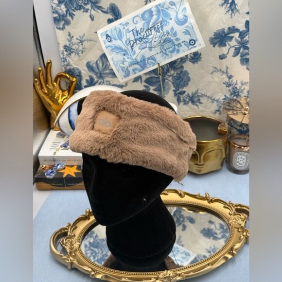 🆕 ALO YOGA 🧿 NWOT Faux Fur Ear Warmers - Toasted Almond - Picture 5 of 16